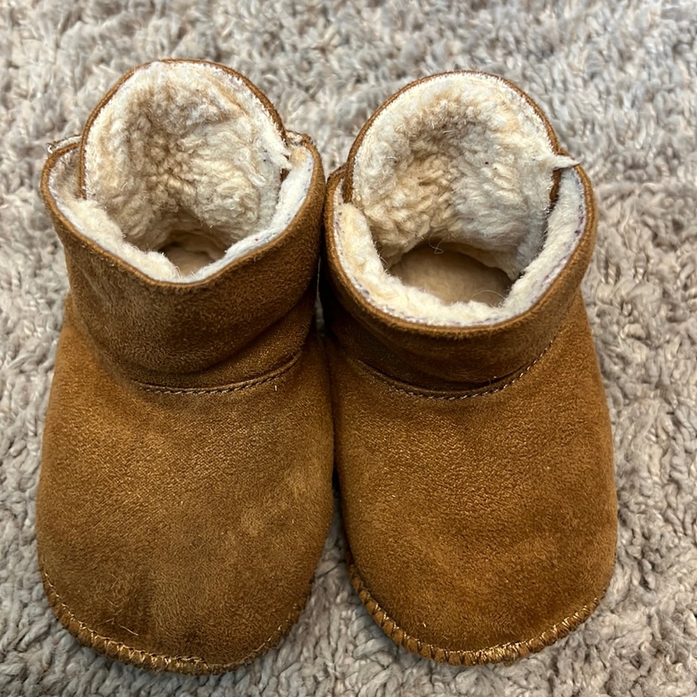 Infant bear paw moccasins- size medium
